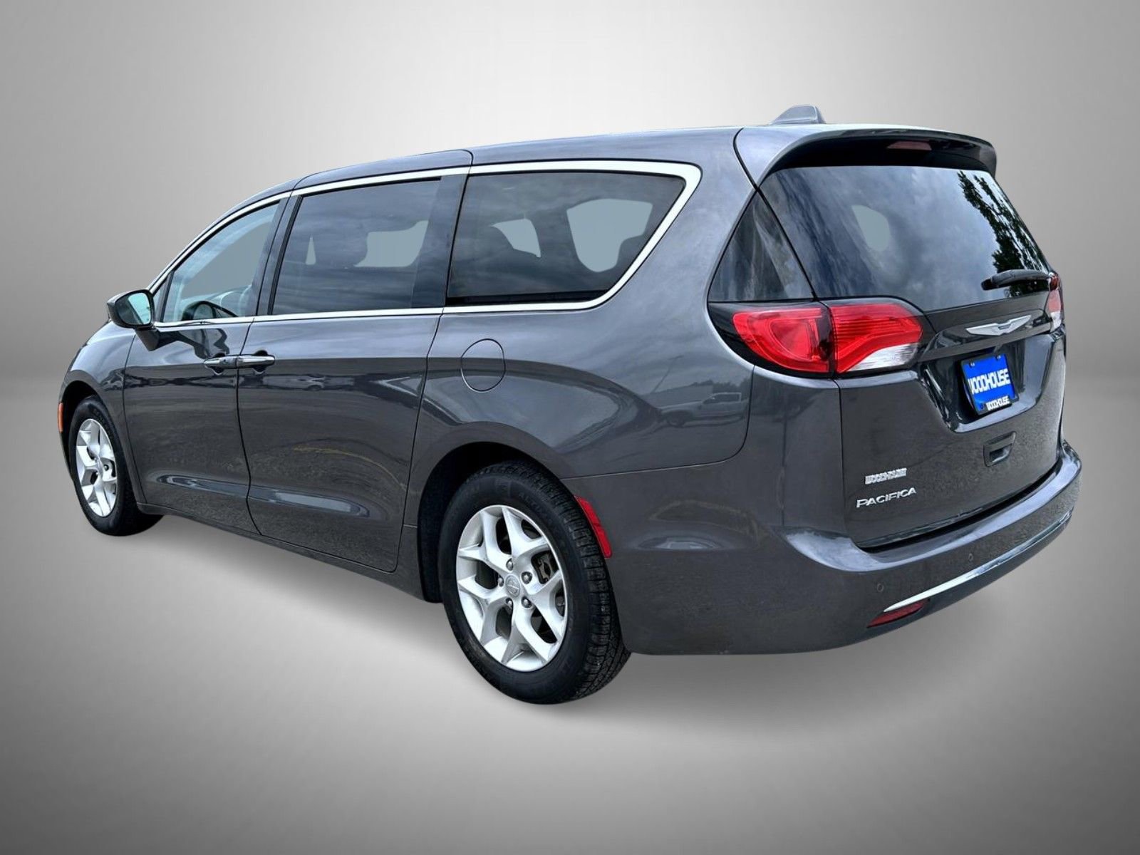 Used 2019 Chrysler Pacifica Touring Plus w/ Tire & Wheel Group FWD image 7