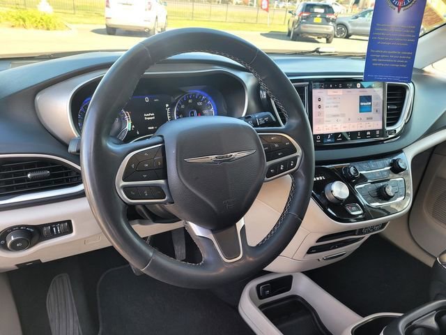 Used 2022 Chrysler Pacifica Touring-L w/ Uconnect Theater Family Group image 11