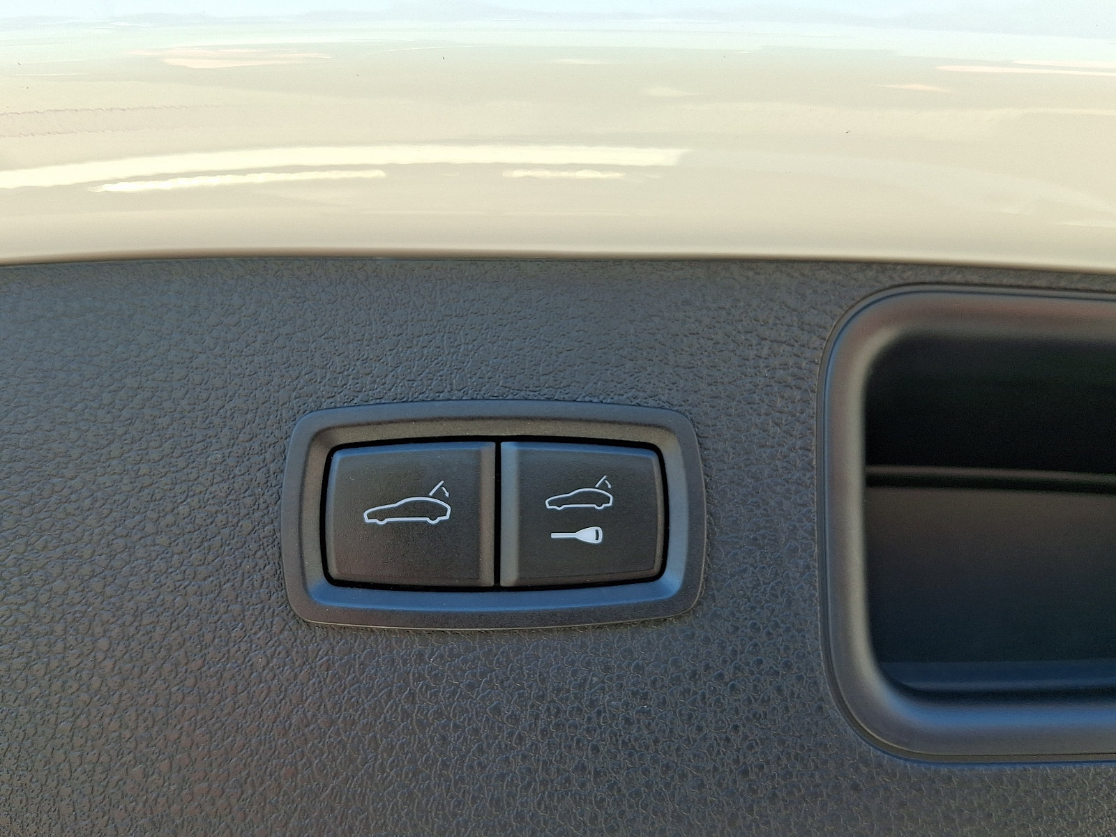 Used 2022 Porsche Macan AWD/4WD image 36