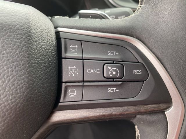 Used 2023 Jeep Grand Cherokee Limited w/ Black Appearance Package image 21