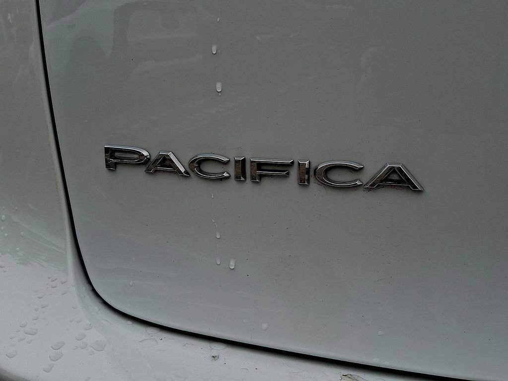 Used 2023 Chrysler Pacifica Touring-L image 32
