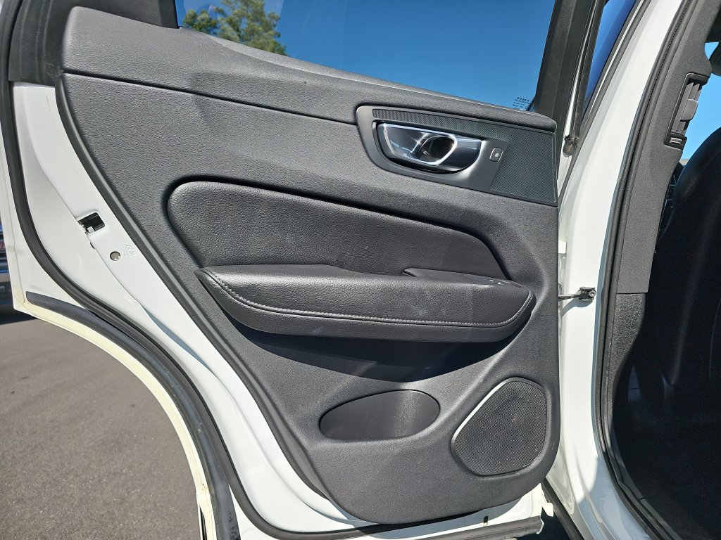 Used 2018 Volvo XC60 T5 Momentum w/ Vision Package AWD/4WD image 24