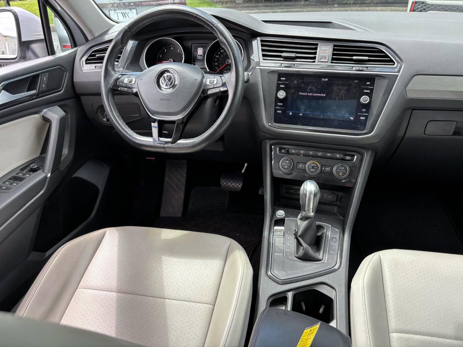 Used 2018 Volkswagen Tiguan SE w/ Panoramic Sunroof Package image 30