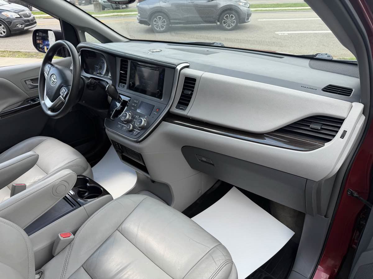 Used 2017 Toyota Sienna XLE AWD/4WD image 19