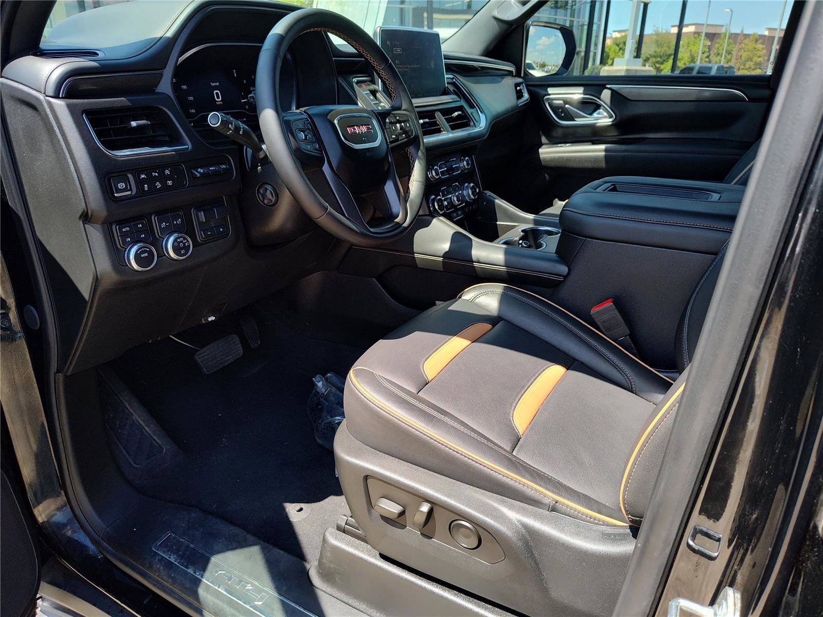 Used 2024 GMC Yukon AT4 w/ Technology Package image 2