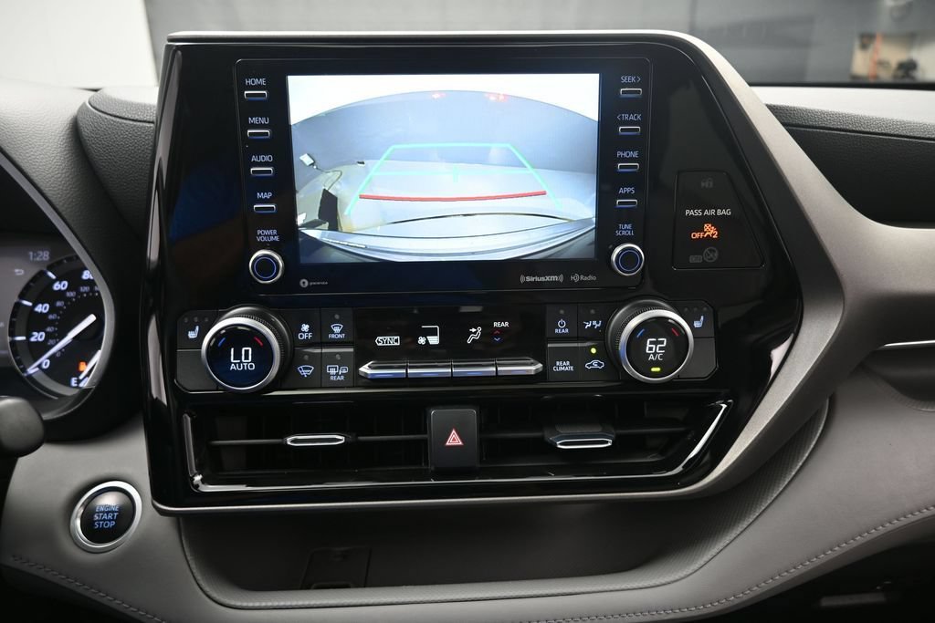 Used 2020 Toyota Highlander XLE FWD image 11