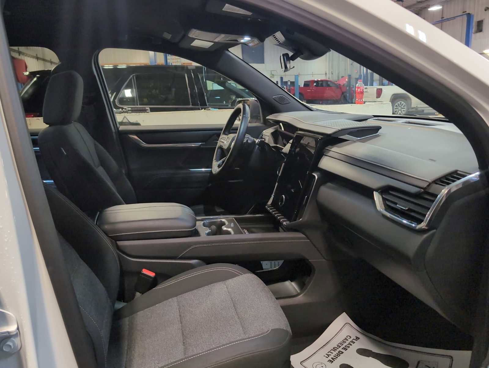 Used 2025 GMC Acadia Elevation image 29