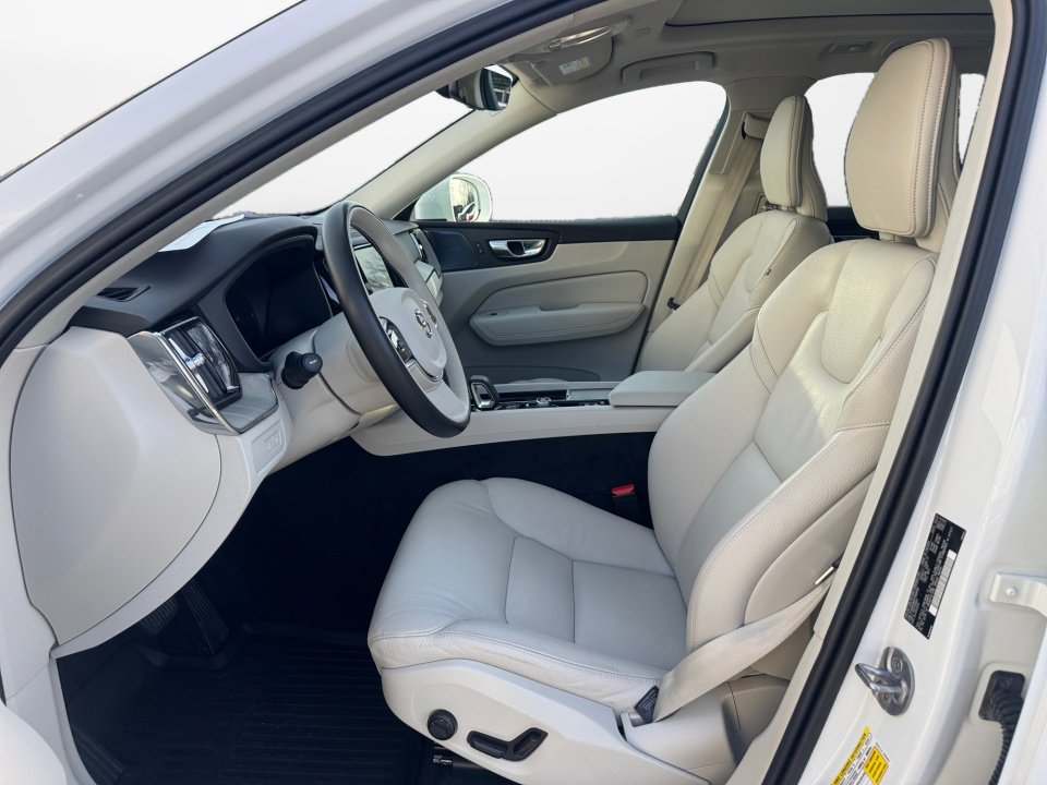 Used 2023 Volvo XC60 T8 Plus w/ Protection Package Premier image 11