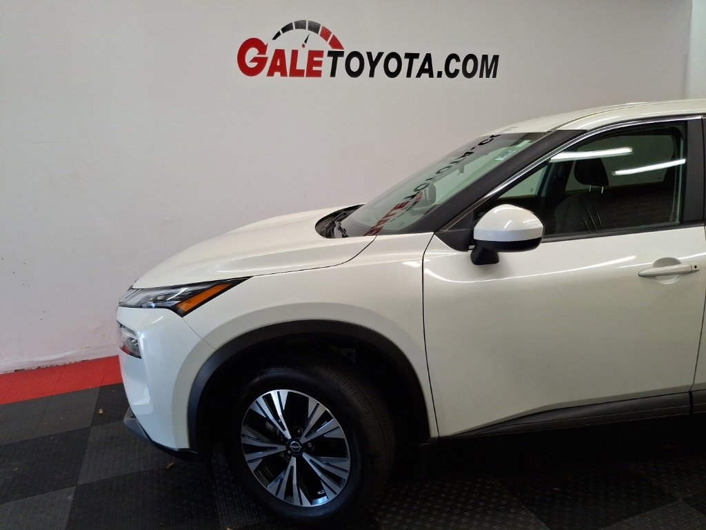 Used 2023 Nissan Rogue SV image 4