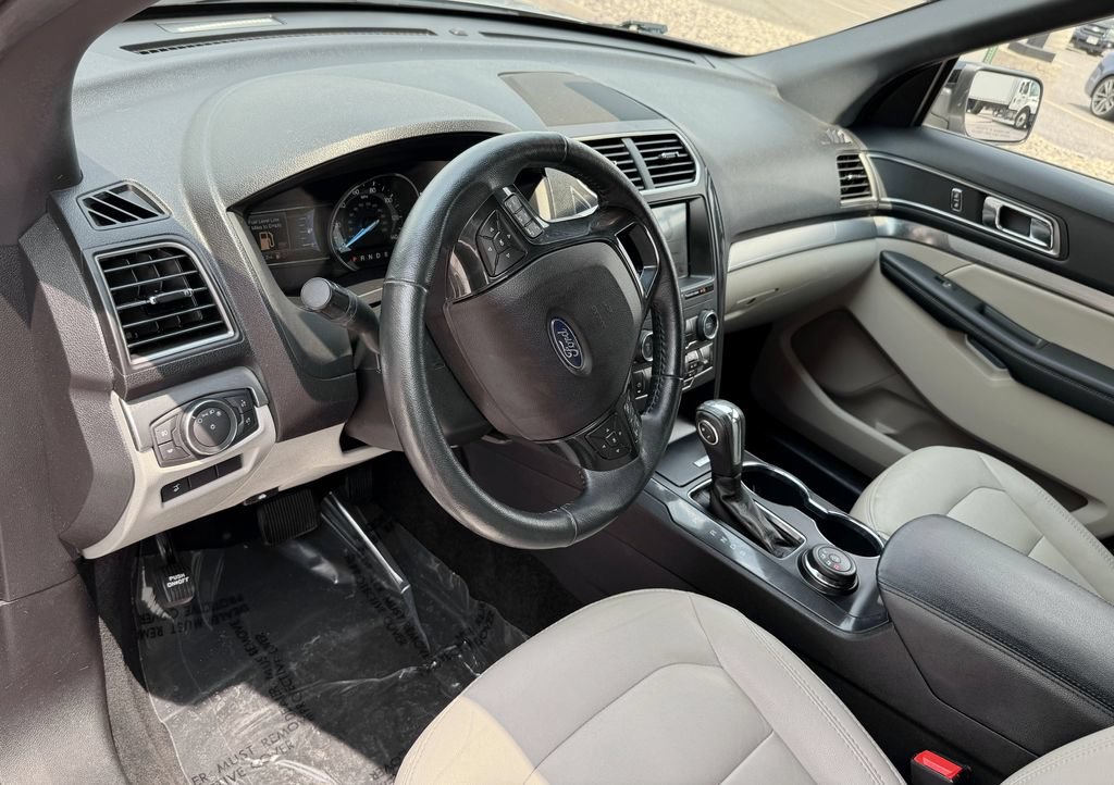 Used 2018 Ford Explorer XLT w/ Equipment Group 202A AWD/4WD image 17