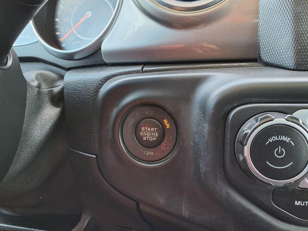 Used 2018 Jeep Wrangler Unlimited Sahara w/ Dual Top Group AWD/4WD image 30