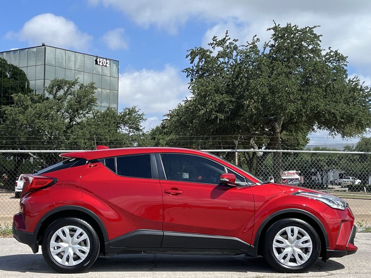 Used 2020 Toyota C-HR LE FWD image 4