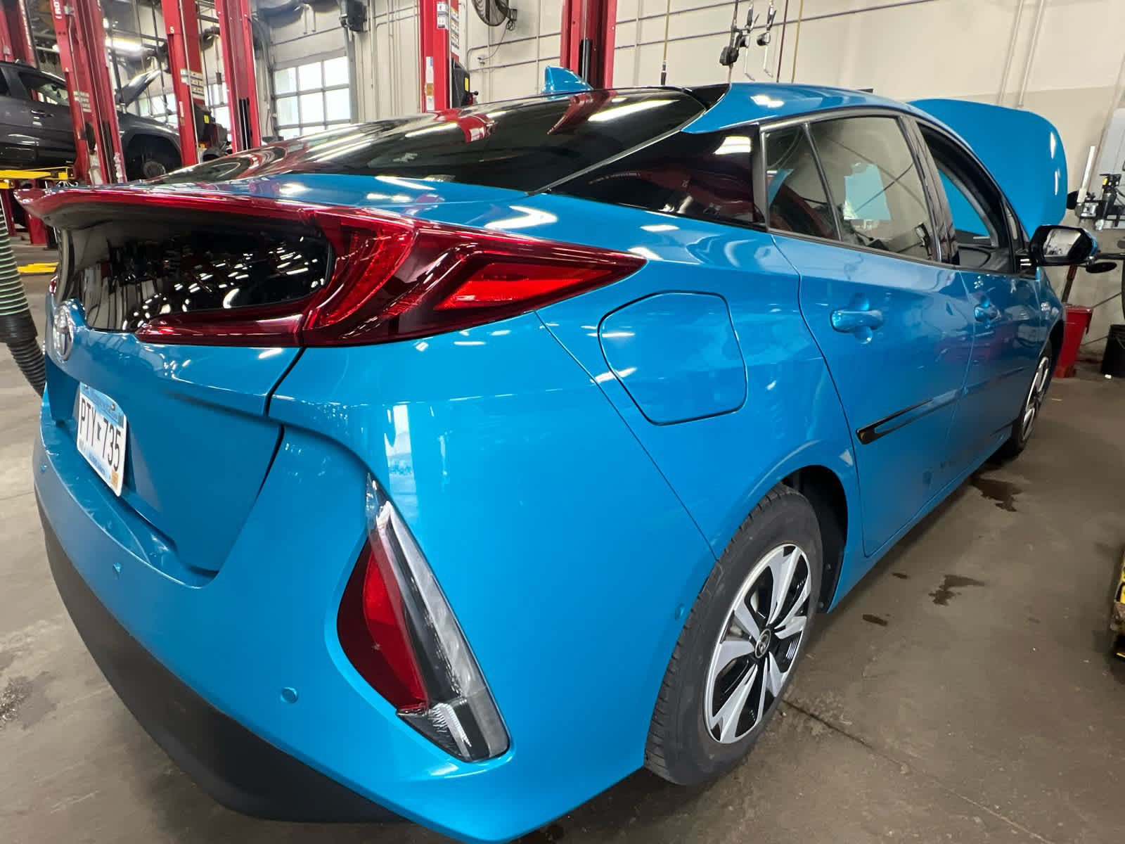 Used 2018 Toyota Prius Prime Advanced w/ Carpet Mat Package FWD image 5