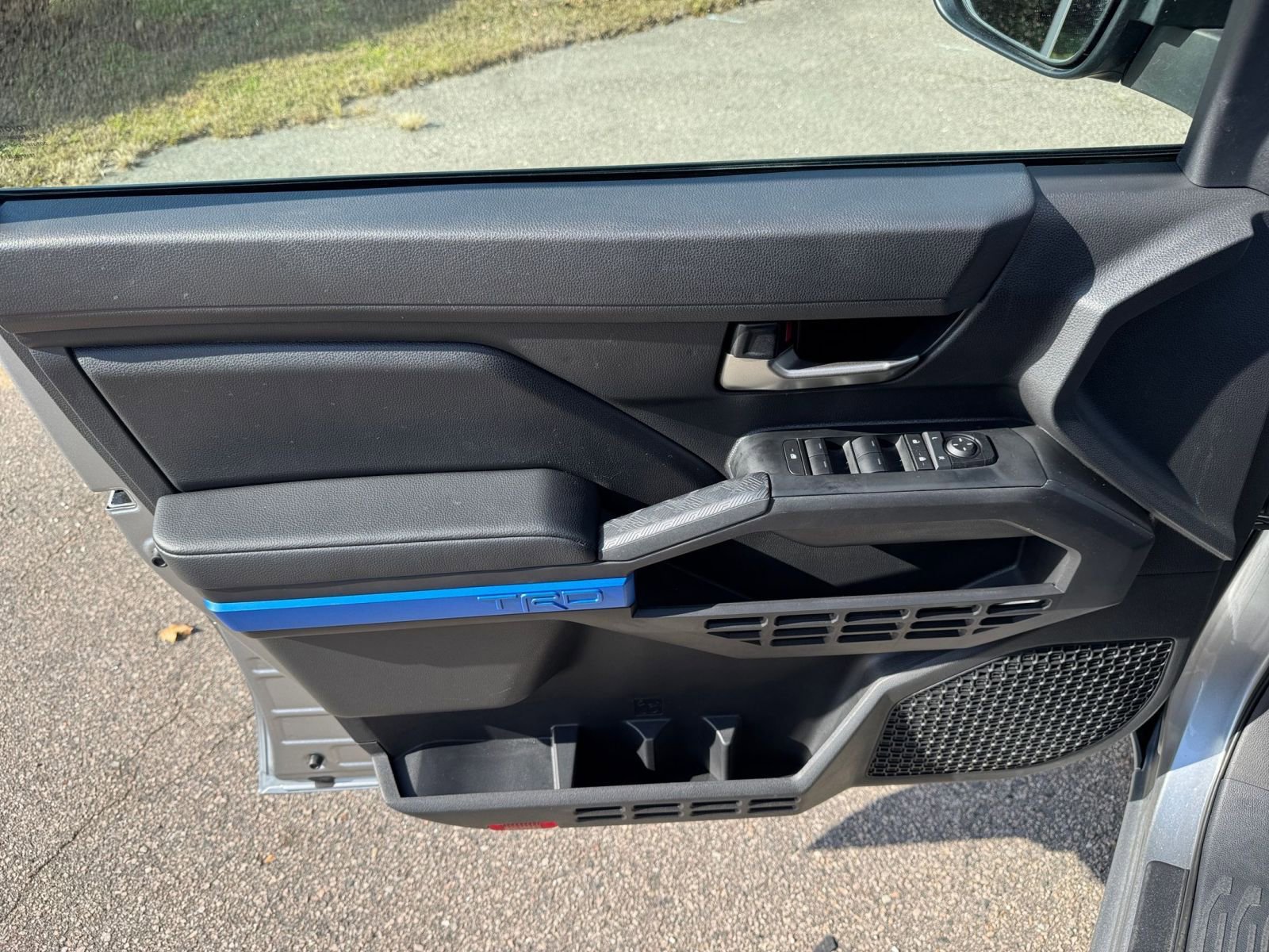 Used 2025 Toyota Tacoma SR image 18