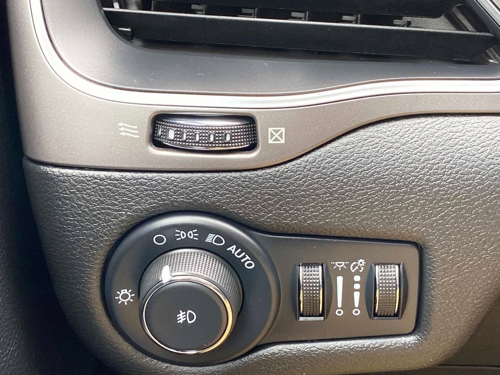 Used 2022 Jeep Cherokee Latitude Lux w/ Sun & Sound Group AWD/4WD image 33
