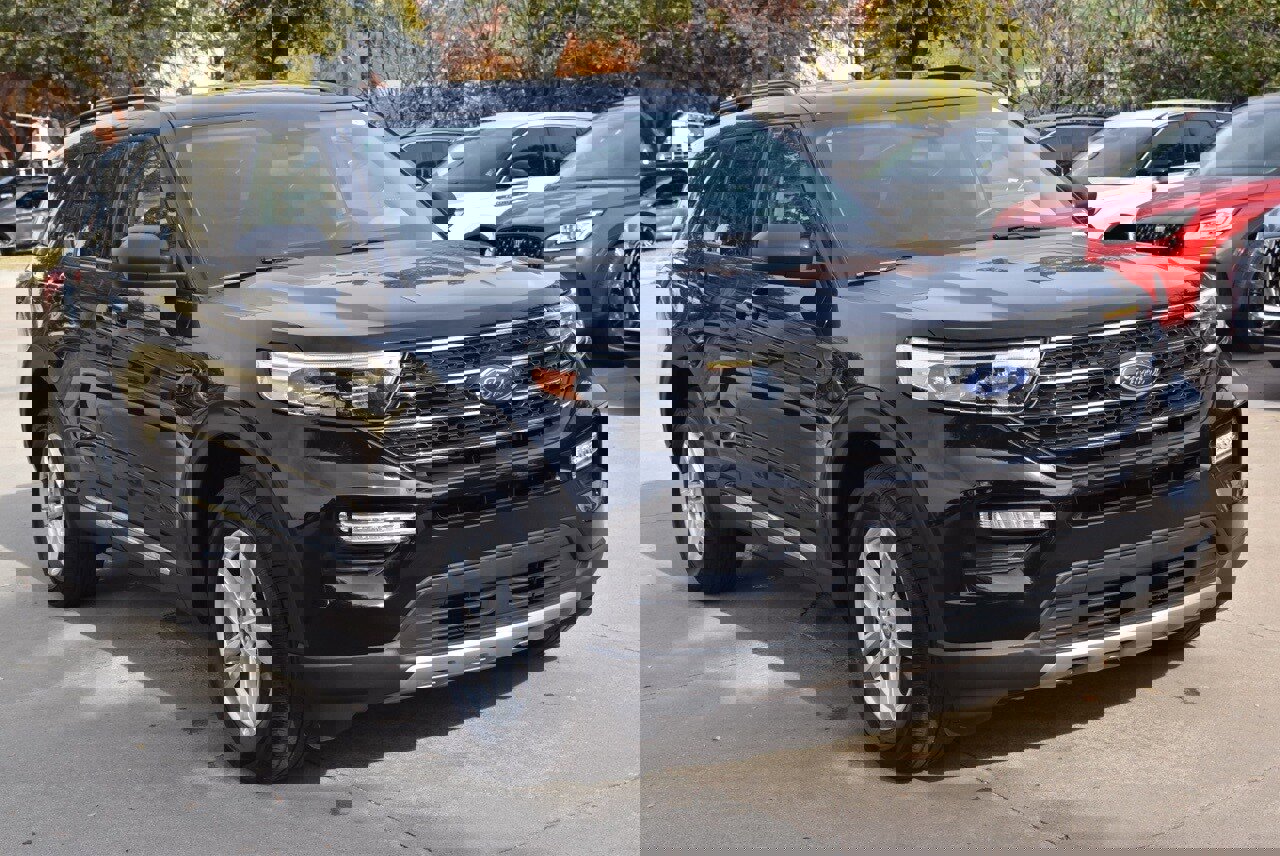 Certified 2023 Ford Explorer XLT w/ Equipment Group 202A image 4