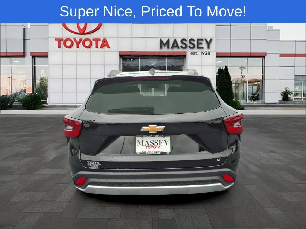 Used 2025 Chevrolet Trax LT FWD image 5