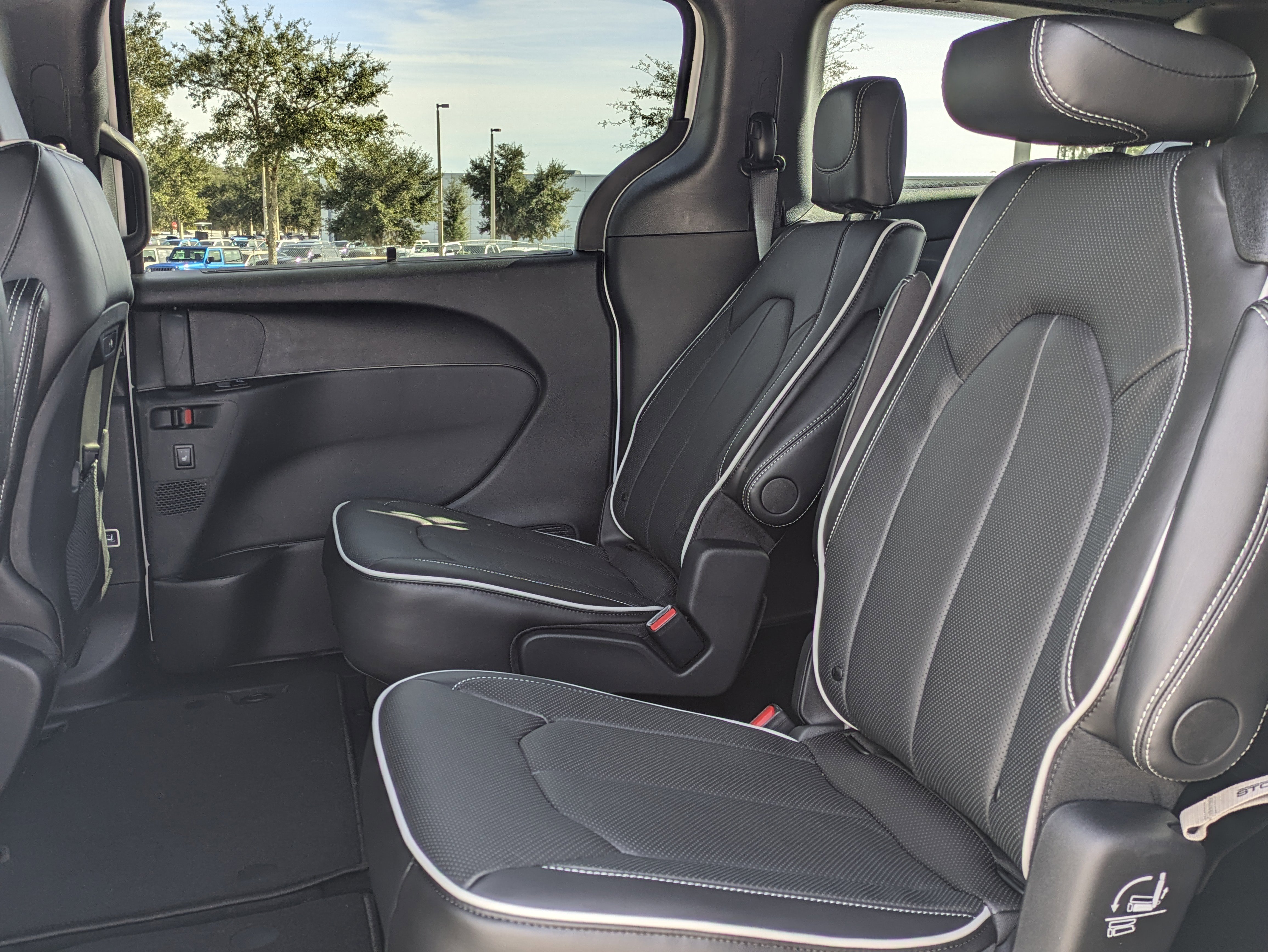 New 2026 Chrysler Pacifica Limited w/ S Appearance Package image 14