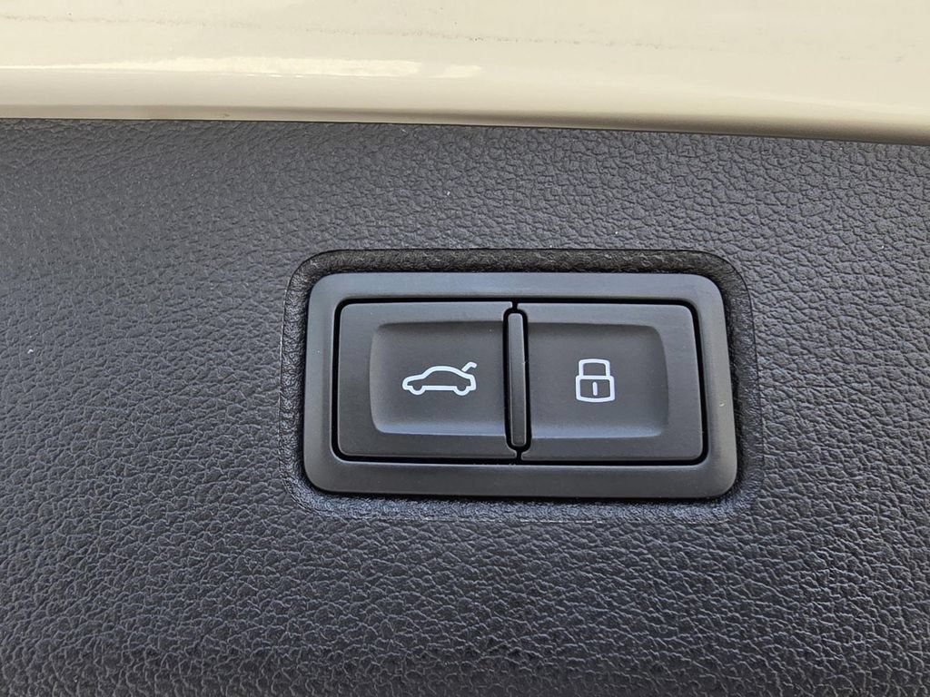 Used 2022 Bentley Bentayga AWD/4WD image 12