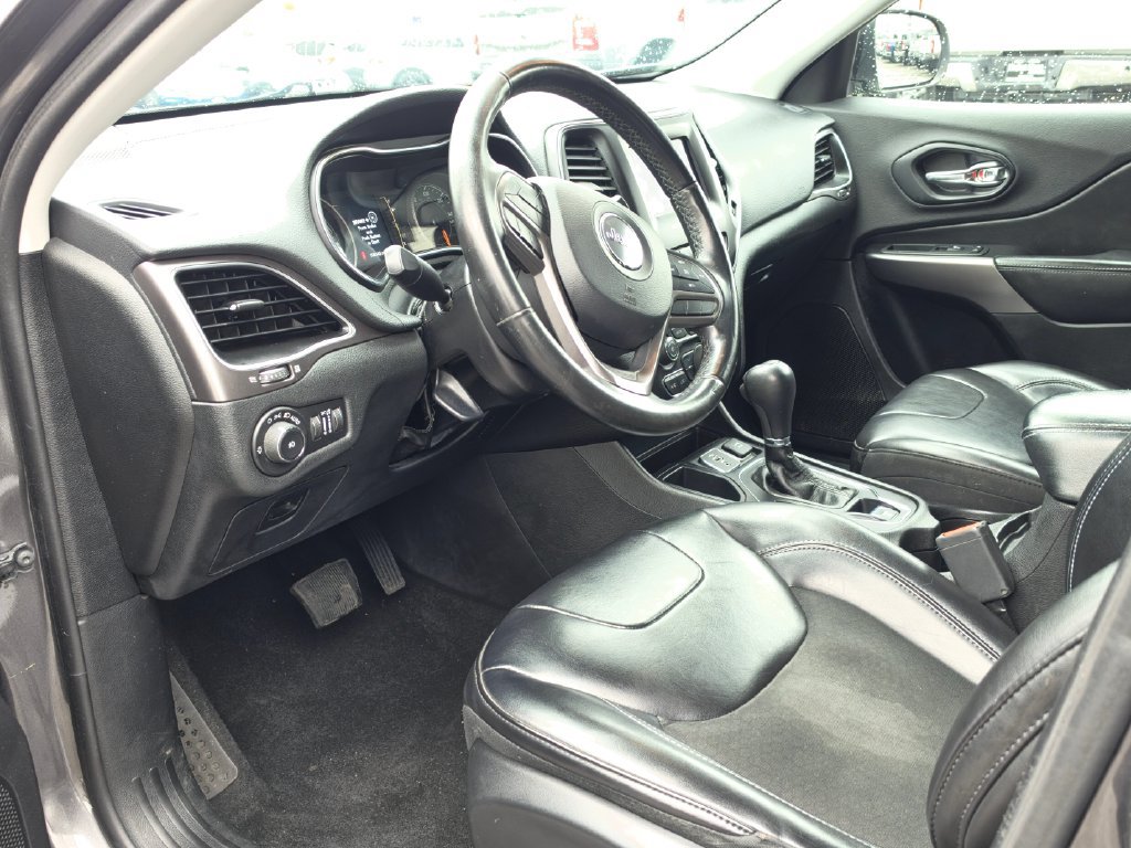 Used 2019 Jeep Cherokee Latitude Plus FWD image 24