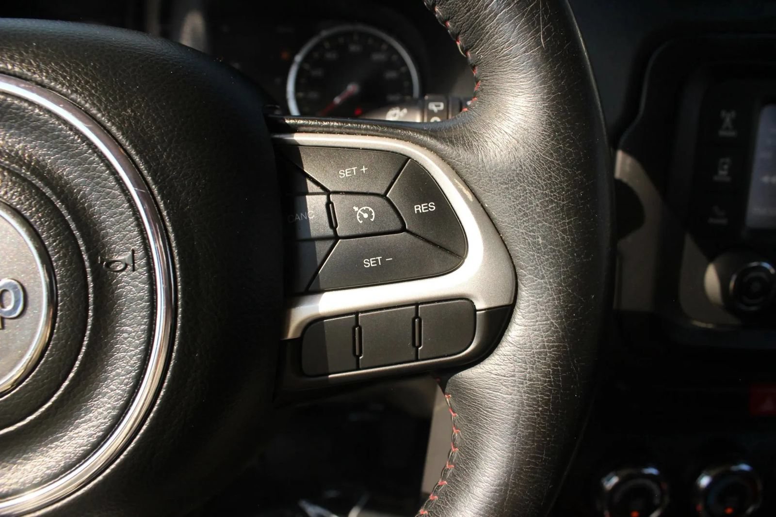 Used 2015 Jeep Renegade Trailhawk AWD/4WD image 24