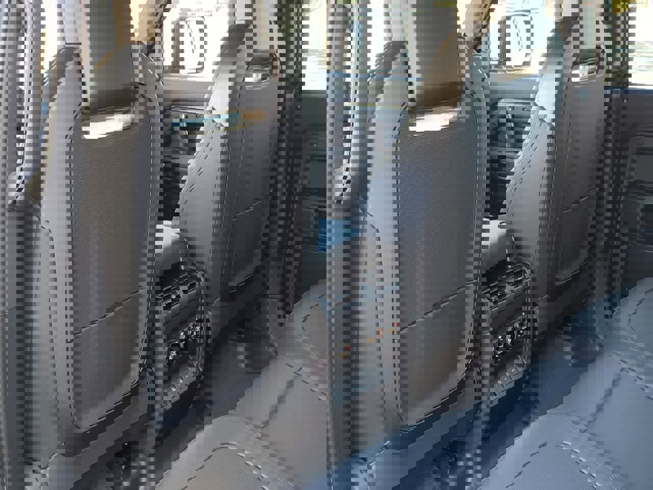 Used 2025 Land Rover Defender 110 image 19