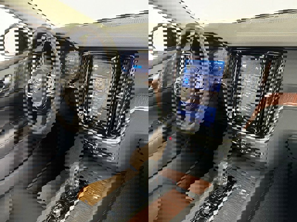 New 2024 Volvo S60 B5 Plus w/ Climate Package image 8