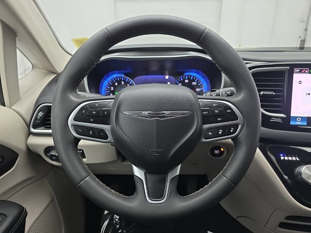 Used 2024 Chrysler Pacifica Touring-L image 25