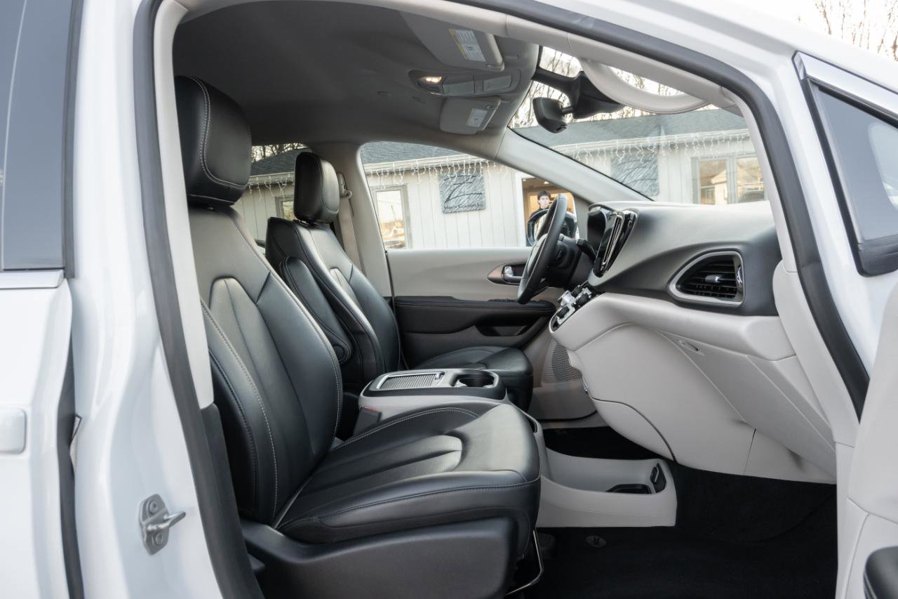 Used 2024 Chrysler Pacifica Touring-L image 37