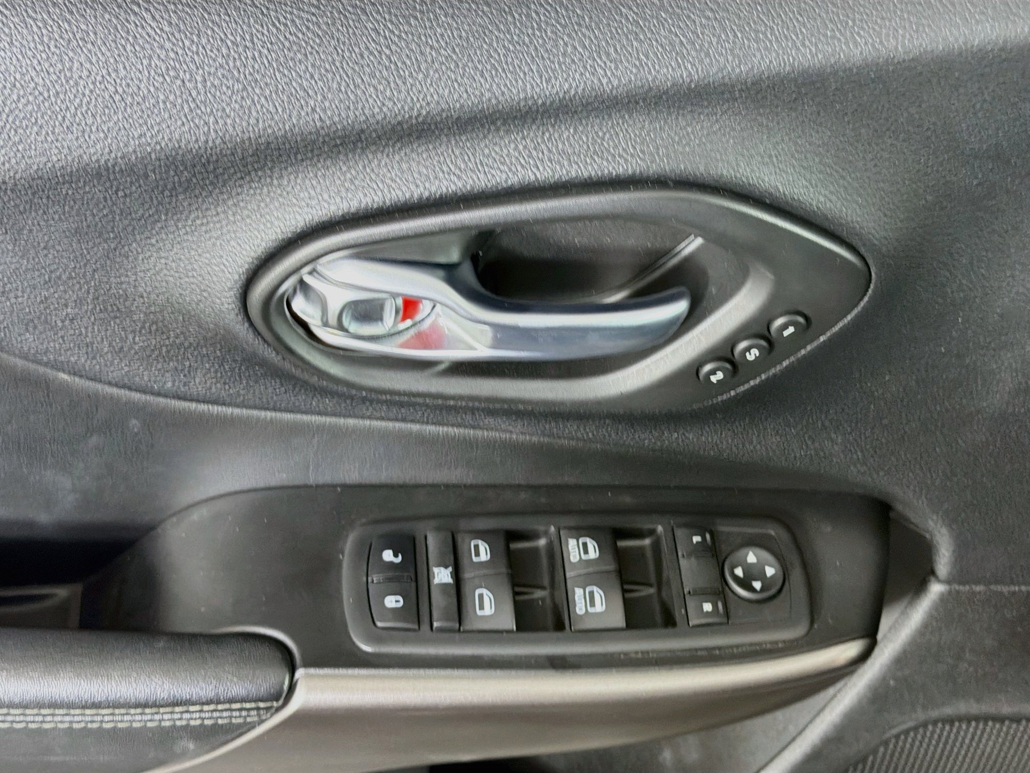 Used 2020 Jeep Cherokee Limited AWD/4WD image 15