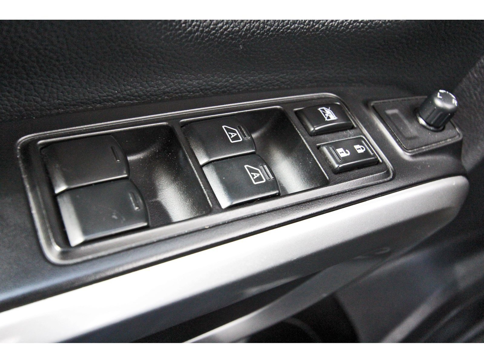 Used 2018 Nissan Titan SV AWD/4WD image 22