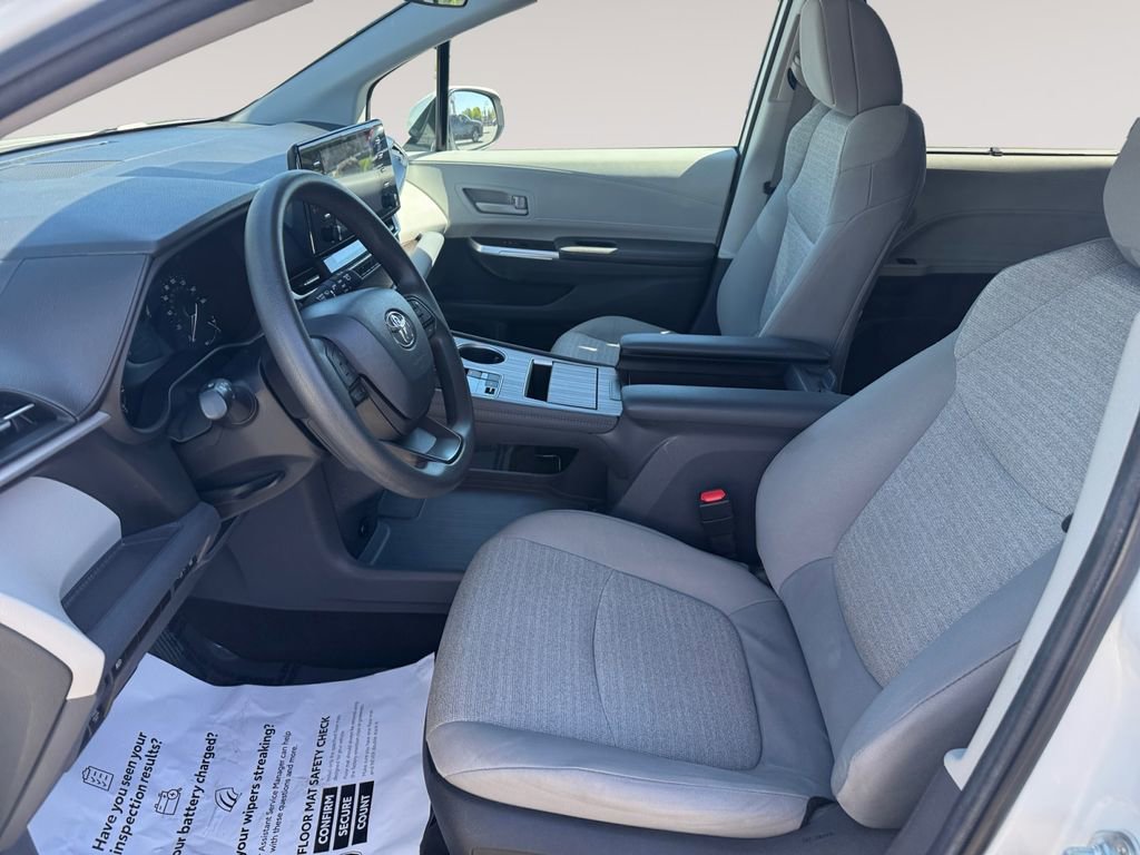 Used 2024 Toyota Sienna LE FWD image 9