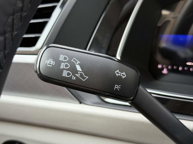 Certified 2023 Volkswagen Jetta SE w/ Panoramic Sunroof Package FWD image 25