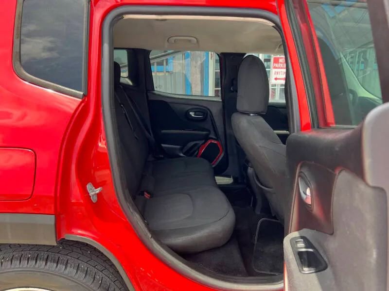 Used 2015 Jeep Renegade Latitude FWD image 13