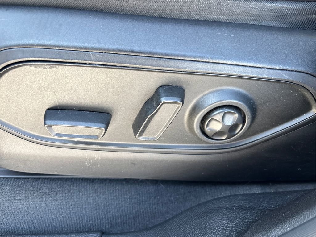 Used 2023 Jeep Grand Cherokee Limited w/ Luxury Tech Group II image 44