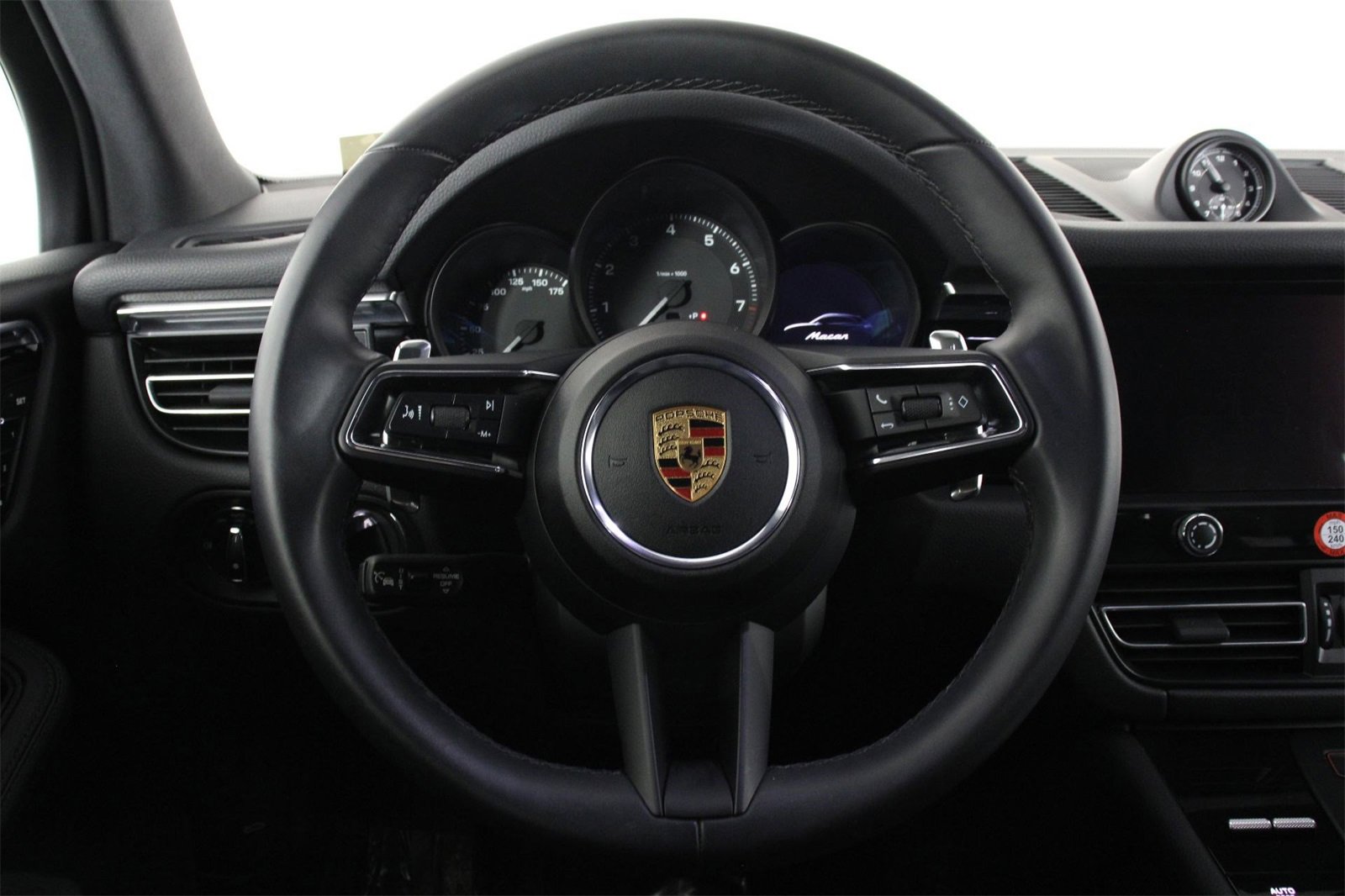 Used 2025 Porsche Macan image 12
