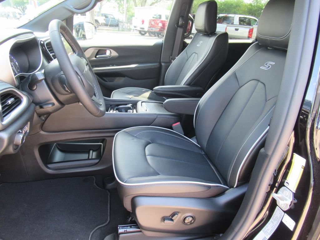 New 2027 Chrysler Pacifica Limited FWD image 20