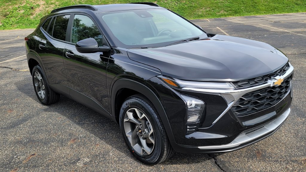 Used 2026 Chevrolet Trax LT FWD image 2