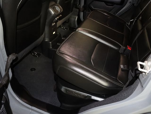 Used 2023 Jeep Wrangler Unlimited Sahara image 30