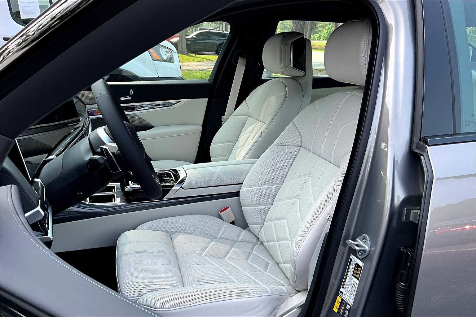 New 2025 BMW i7 eDrive50 w/ M Sport Package image 9