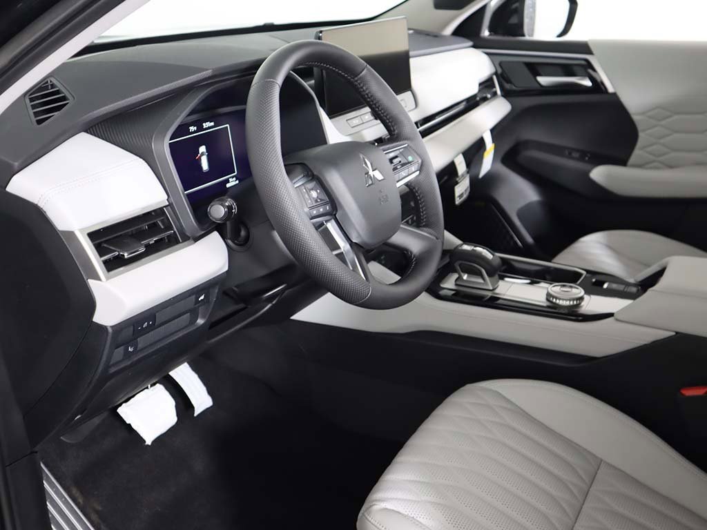 New 2025 Mitsubishi Outlander AWD image 30