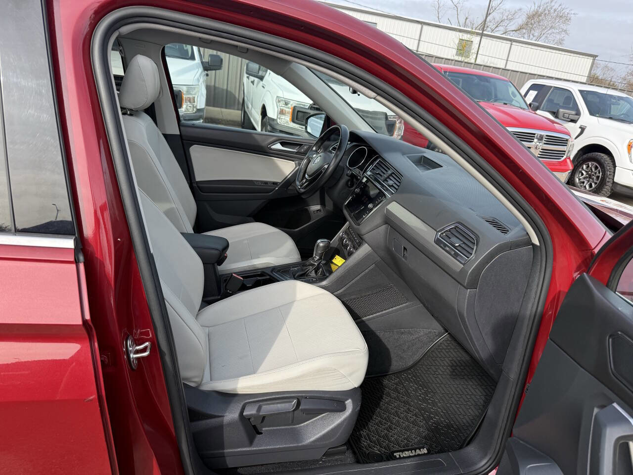 Used 2018 Volkswagen Tiguan SEL FWD image 10