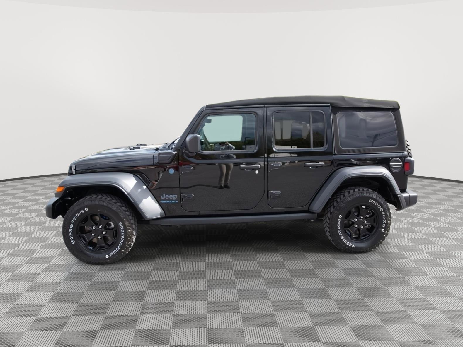 Used 2023 Jeep Wrangler Unlimited w/ Cold Weather Group AWD/4WD image 8