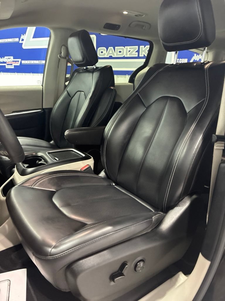 Used 2023 Chrysler Pacifica Touring-L FWD image 13
