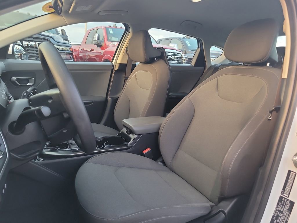 Used 2025 Kia K4 LXS image 16