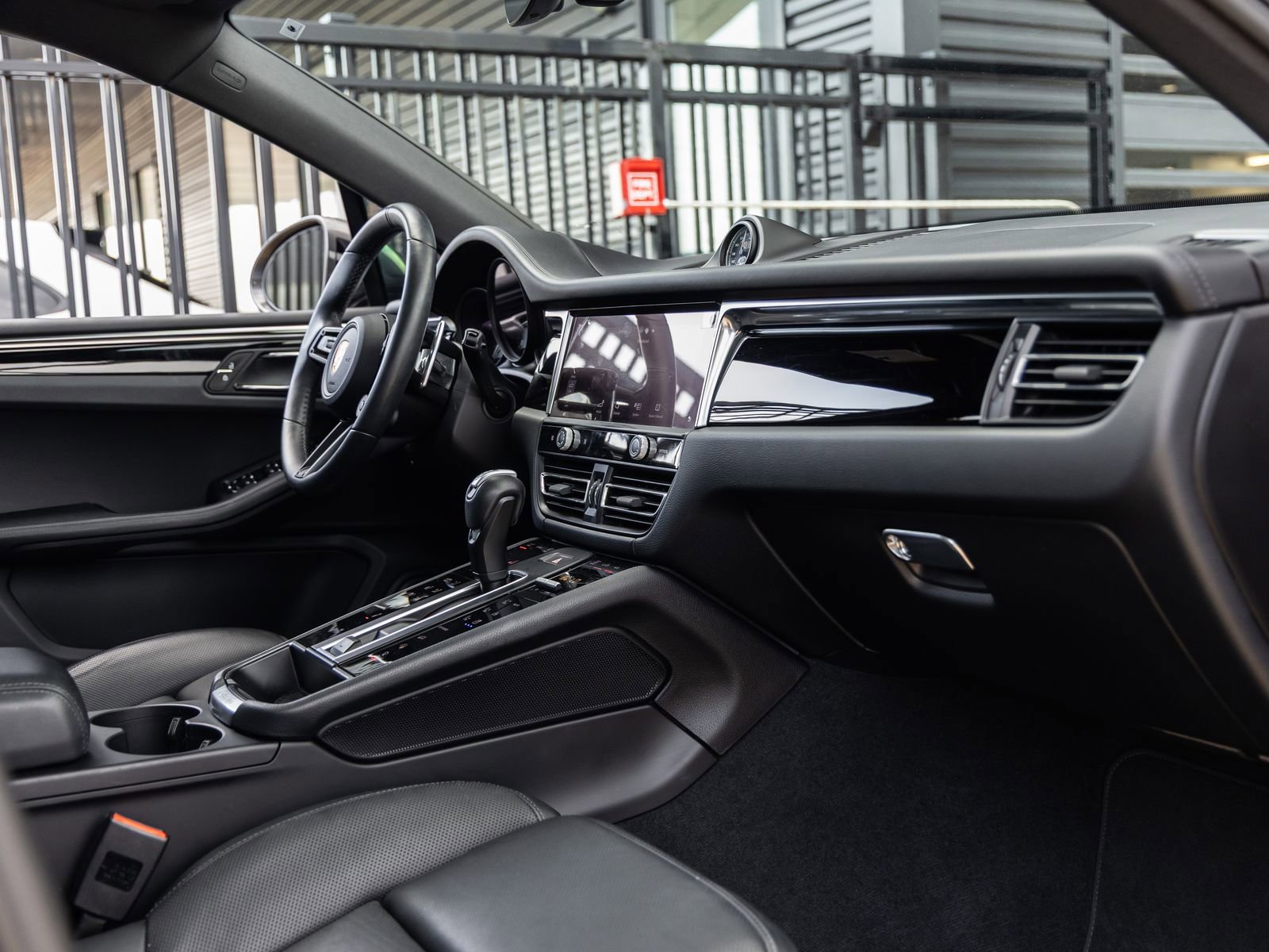 Certified 2023 Porsche Macan Turbo AWD/4WD image 45