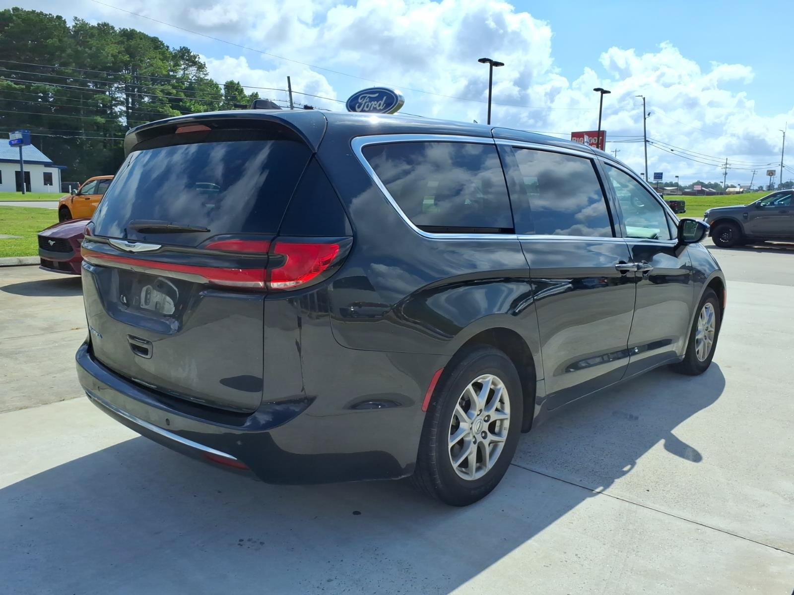 Used 2024 Chrysler Pacifica Touring-L FWD image 5