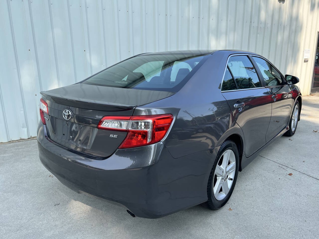 Used 2014 Toyota Camry SE FWD image 3