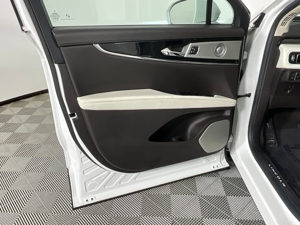 Used 2022 Lincoln Nautilus Black Label w/ Class II Trailer Tow Package image 18