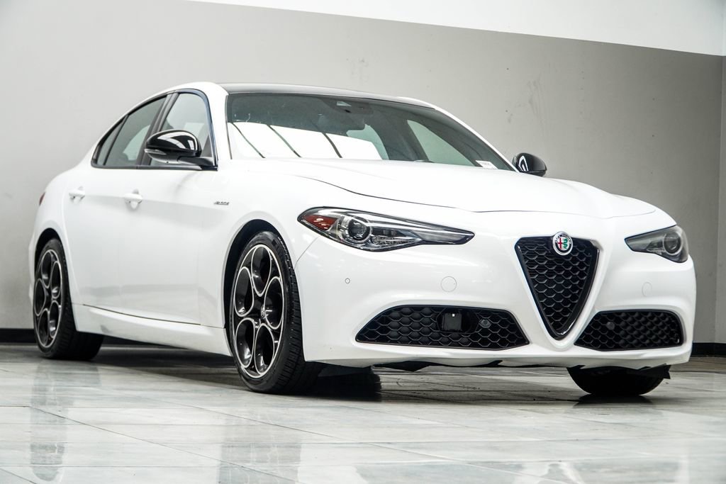 Used 2023 Alfa Romeo Giulia Veloce RWD image 4